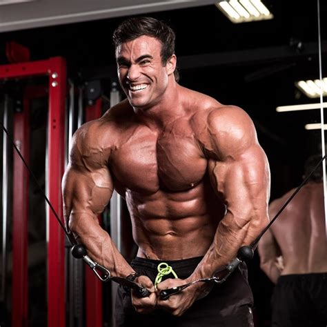 bodybuilder calum von moger 2020.